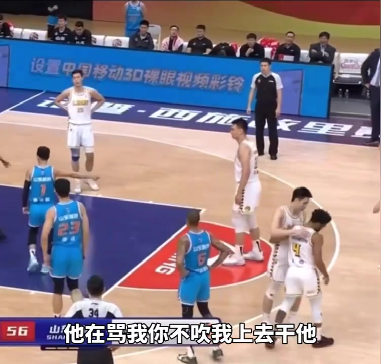 被庫(kù)克罵毛了？高詩(shī)巖對(duì)裁判說(shuō)：他再罵我你不吹，我就上去干他！（高詩(shī)巖對(duì)新疆）